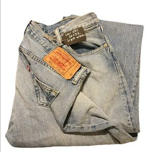 Mom Jeans. Levi 501’s Waist35, Hips 42, Inseam 31, Rise 11.5 Light wash